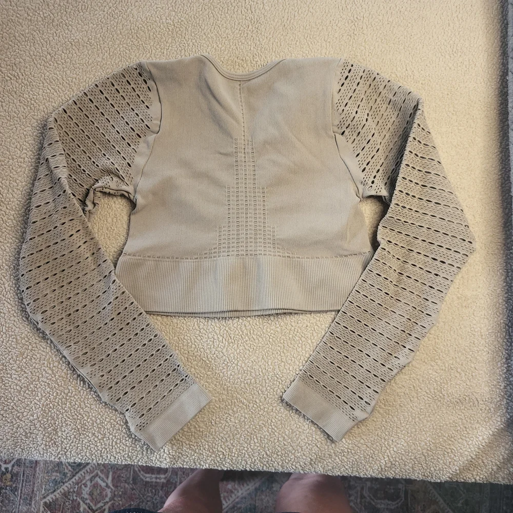 Chic Beige Lace Sleeve Crop Top